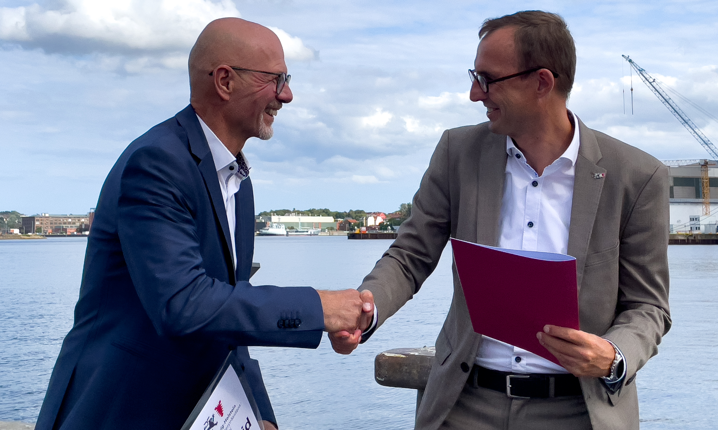 Digitalisierungsminister Schrödter (r.) überreicht Förderbescheide für maritimes Verbundprojekt im Kieler Hafen.  Die Förderung an die vier Verbundpartner beträgt insgesamt 900.000 Euro. Der PORT OF KIEL erhielt eine Förderung von 94.000 Euro.  © PORT OF KIEL